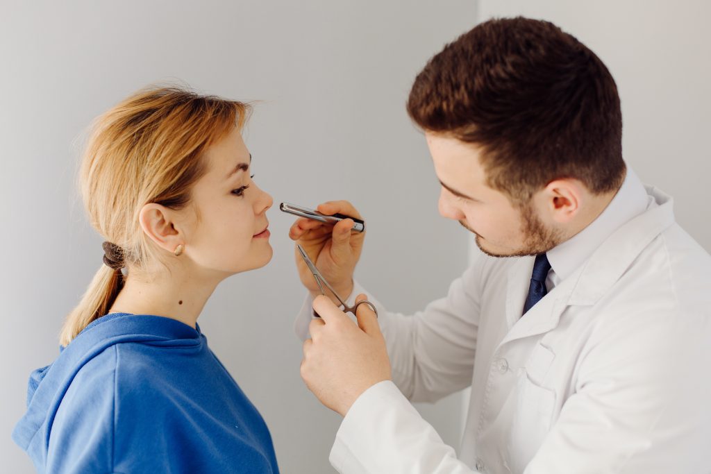 El médico examina al paciente. Concepto de medicina y atención médica.