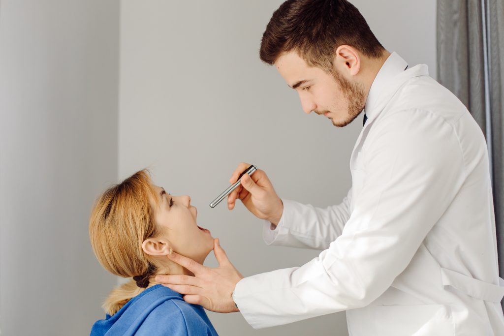 El médico examina boca al paciente. Concepto de medicina y atención médica.