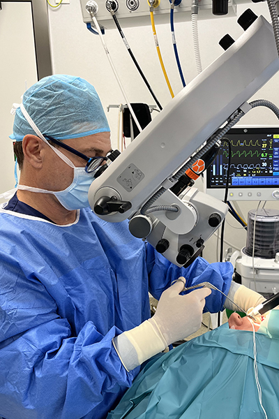 doctor damorenea operando en quirófano